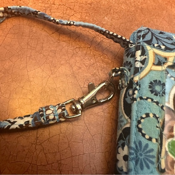 Vera Bradley Light Blue Floral Wrislet with Phone Pouch & Clear ID Pouch - Picture 3 of 7